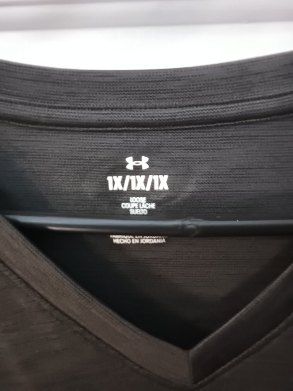 Womans Under Armour  Dark Gray V-Neck Short Sleeve Tee Size 1X - Picture 2 of 3